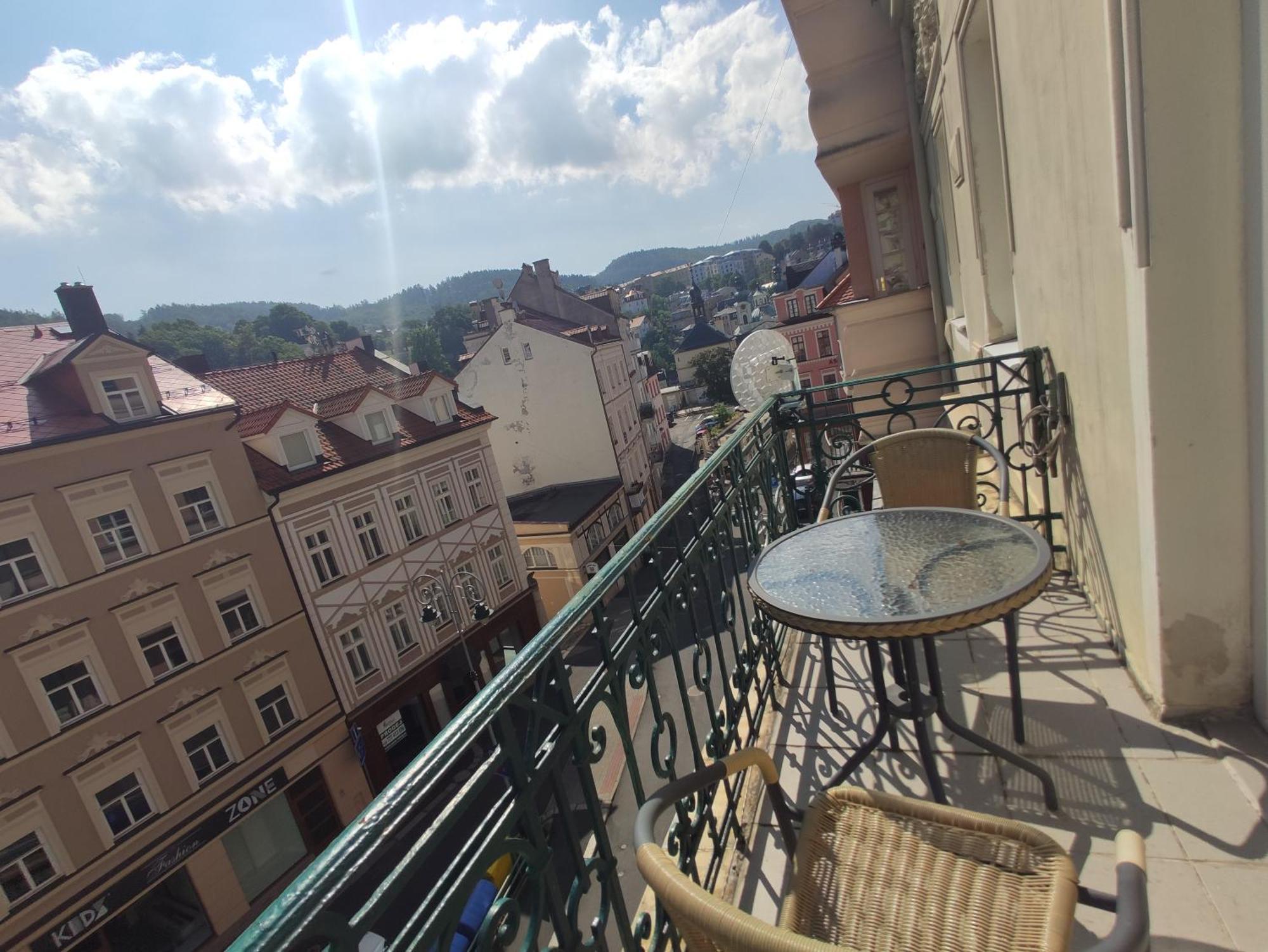 Apartman 63M2 S Balkonem V Lazenskem Centru Карловы Вары Экстерьер фото